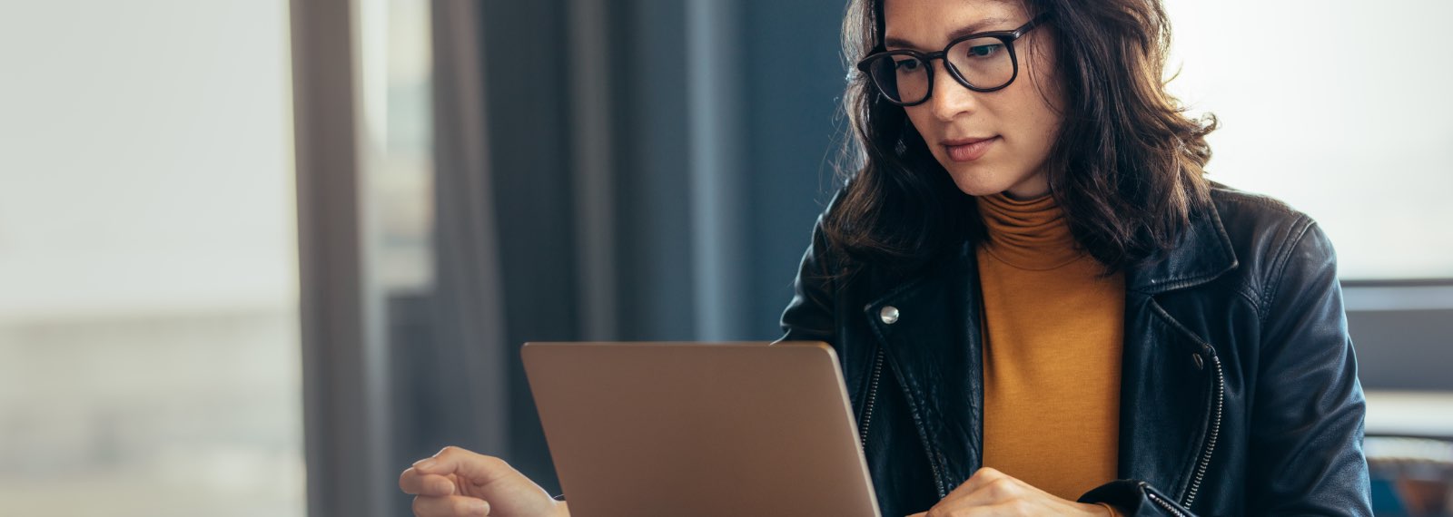 woman at computer using dnb direct to help with decision making while onboarding new customers