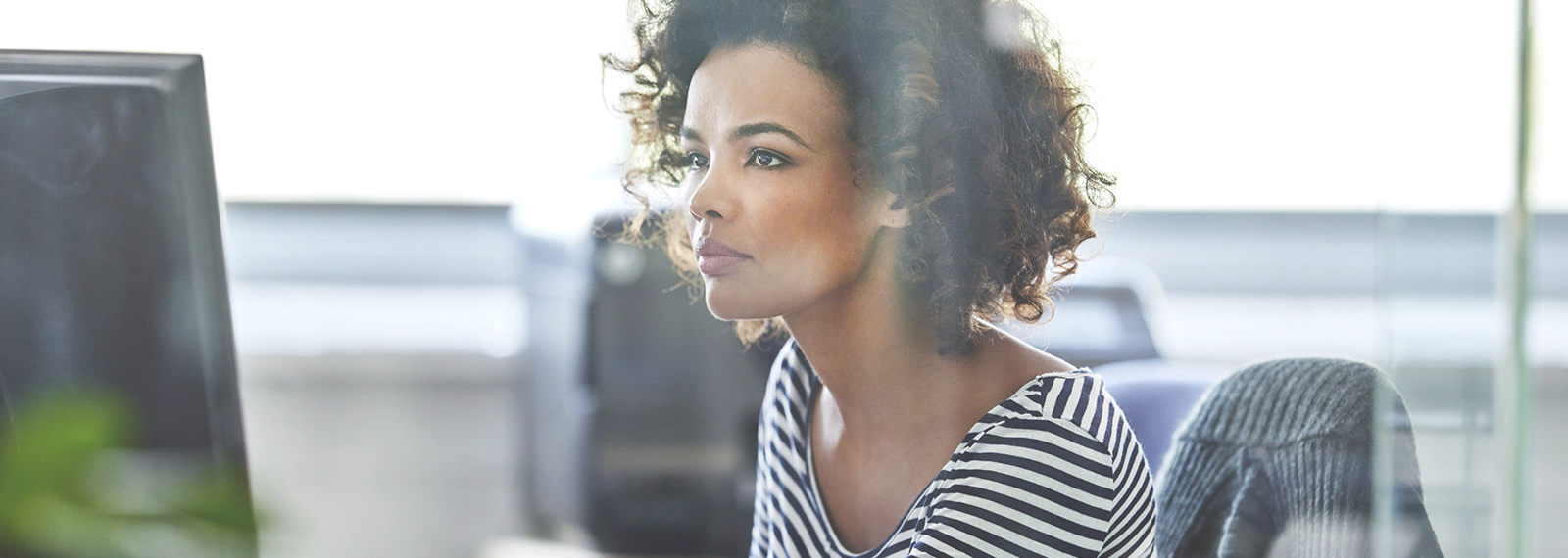 woman looking at monitor - D&B Credit Platform