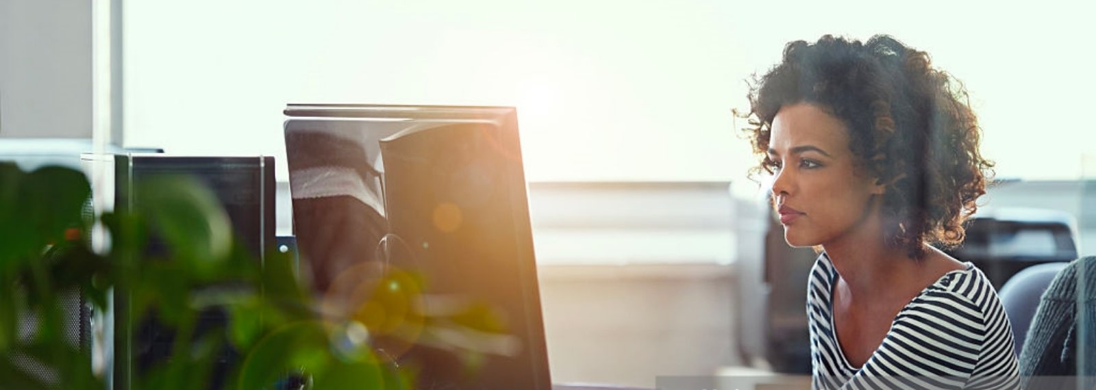 woman looking at monitor - D&B Credit Platform